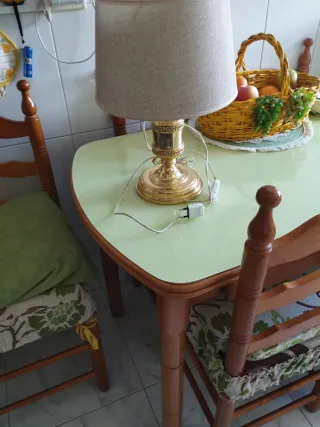 Lámpara de mesa dorada Monforte de Lemos está nuev