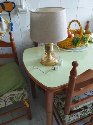 Lámpara de mesa dorada Monforte de Lemos está nuev