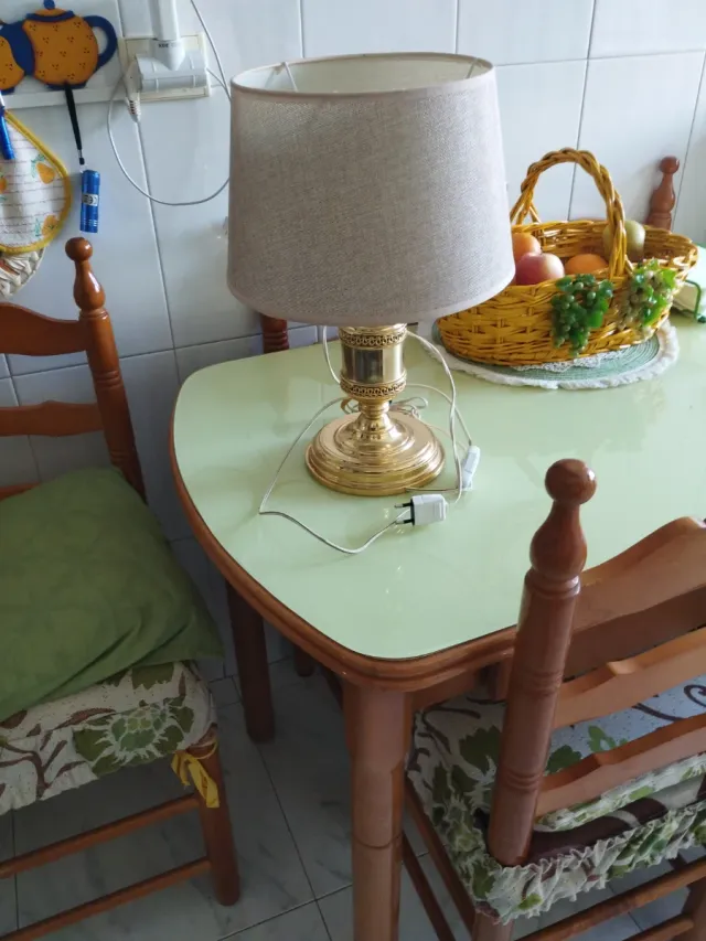 Lámpara de mesa dorada Monforte de Lemos está nuev