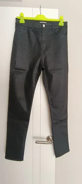 Pantalones negros efecto piel