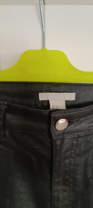 Pantalones negros efecto piel