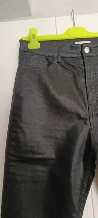 Pantalones negros efecto piel