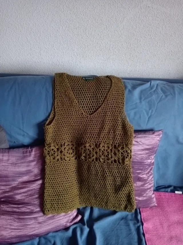 Chaleco de crochet verde oliva