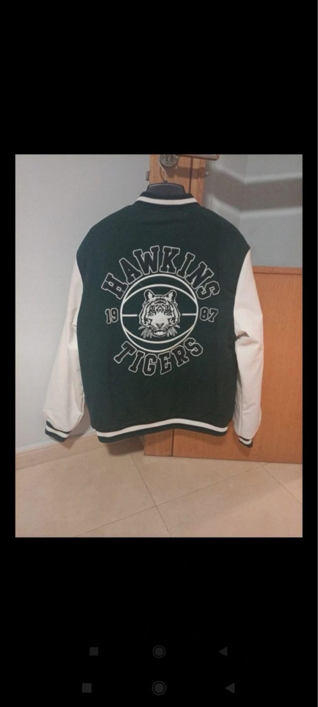 Jaqueta bomber verde e branca