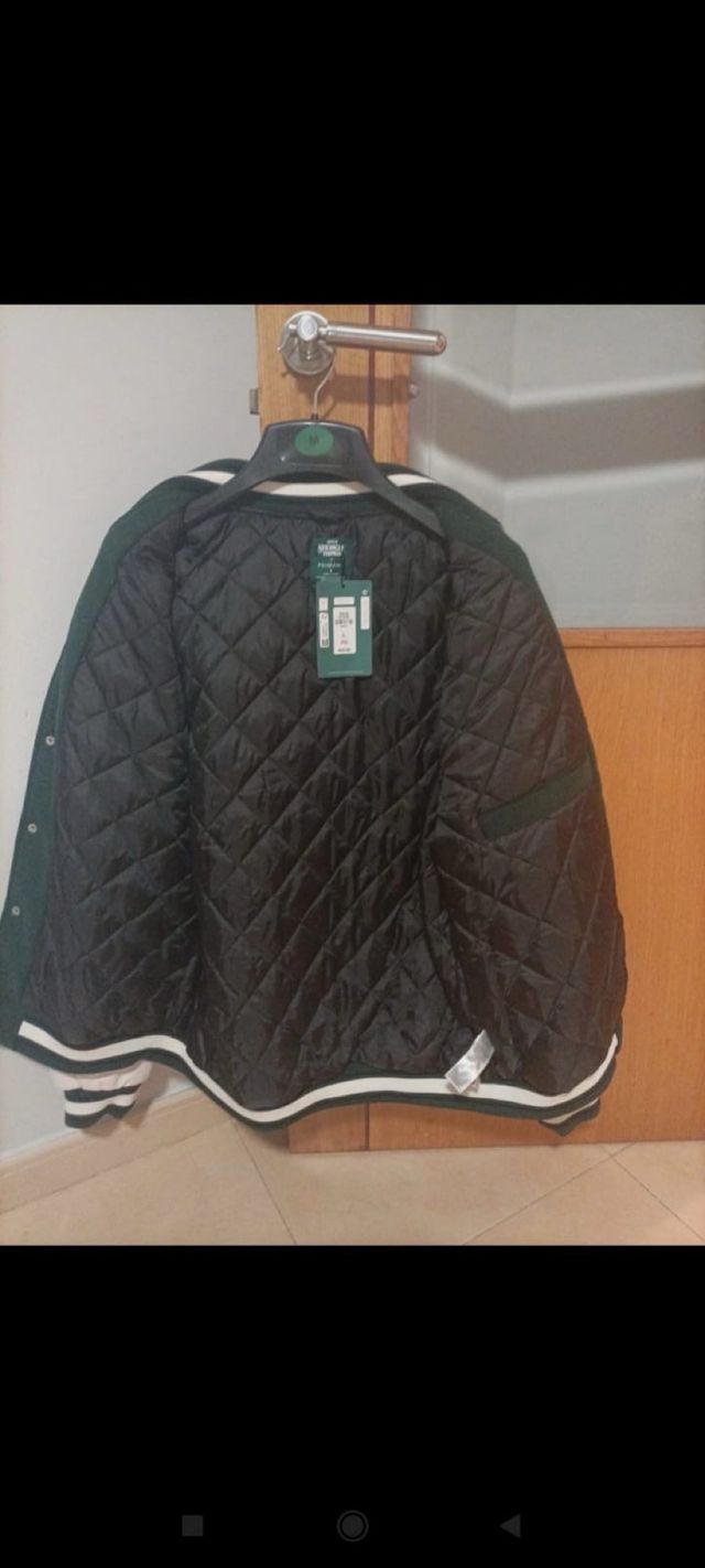 Jaqueta bomber verde e branca