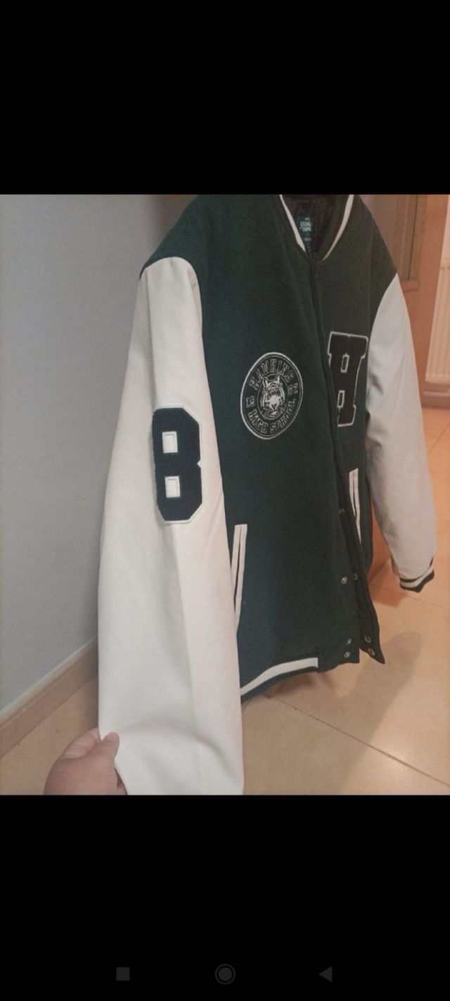 Jaqueta bomber verde e branca