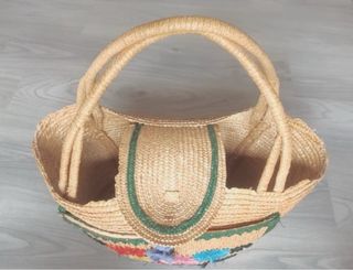 Capazo de rafia con flores