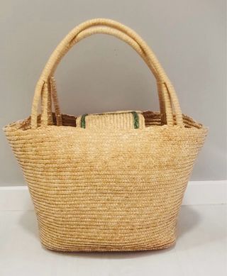 Capazo de rafia con flores