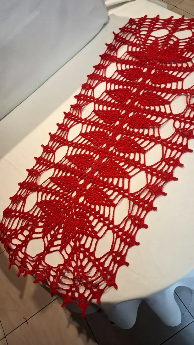 Runner uncinetto rosso