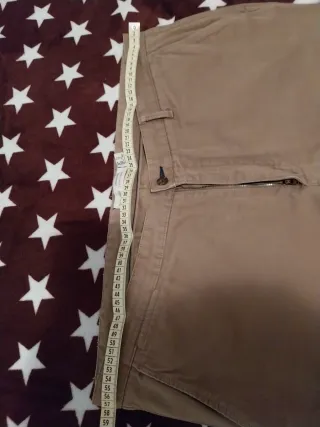 Pantalón chino beige