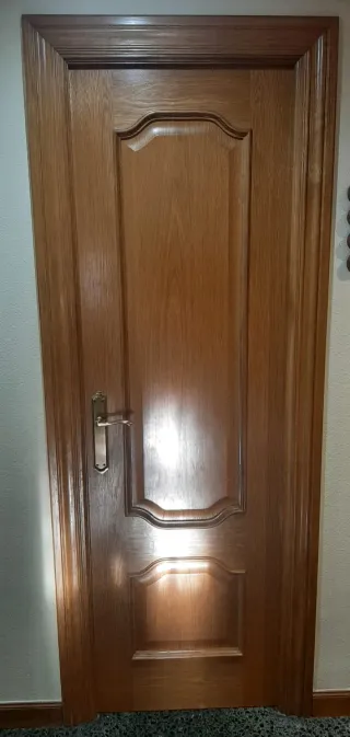 Puerta de roble para baño