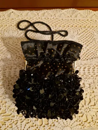 Pochette nera con laccio