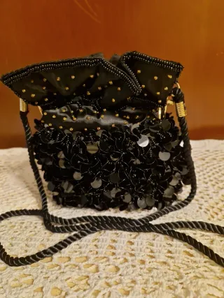 Pochette nera con laccio