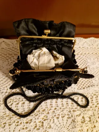 Pochette nera con laccio