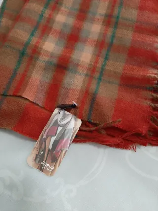 Bufanda de cuadros marrón y roja