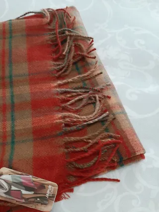 Bufanda de cuadros marrón y roja