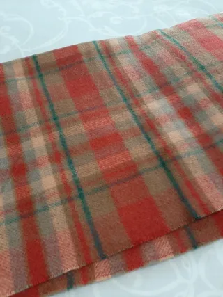 Bufanda de cuadros marrón y roja