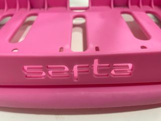 Porta mochila rosa en buen estado.