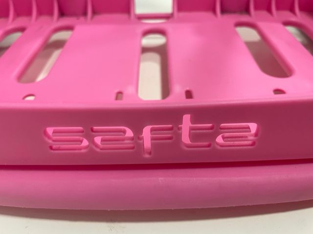 Porta mochila rosa en buen estado.