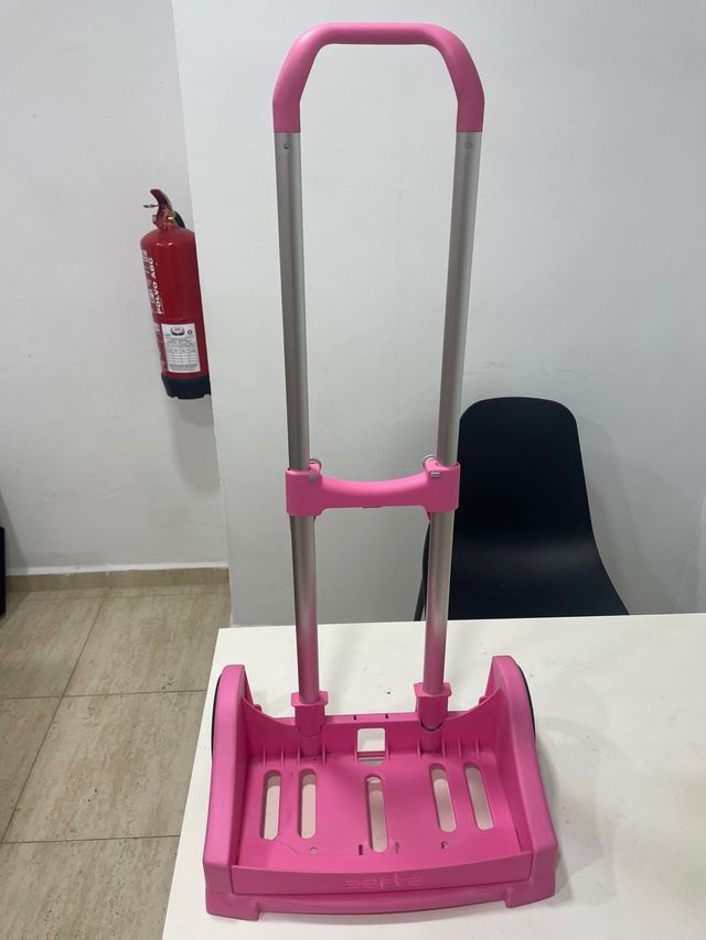 Porta mochila rosa en buen estado.