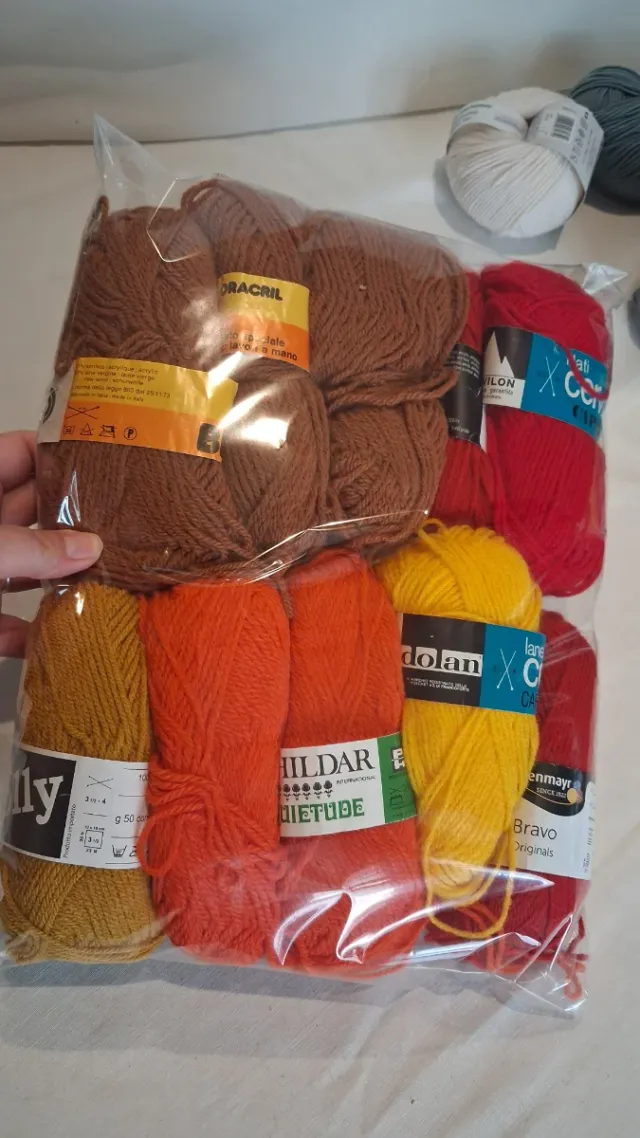 Lotto 10 gomitoli lana misti