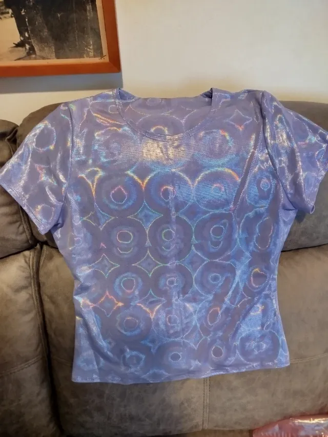 Camiseta morada con estampado Camiseta de fiesta