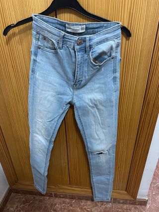 Pantalón vaquero Stradivarius talla 34
