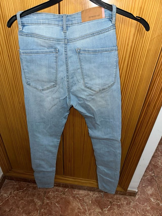Pantalón vaquero Stradivarius talla 34