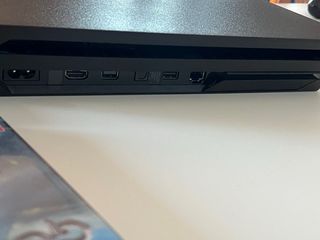 PS4 Pro 1TB + Mando + Juegos