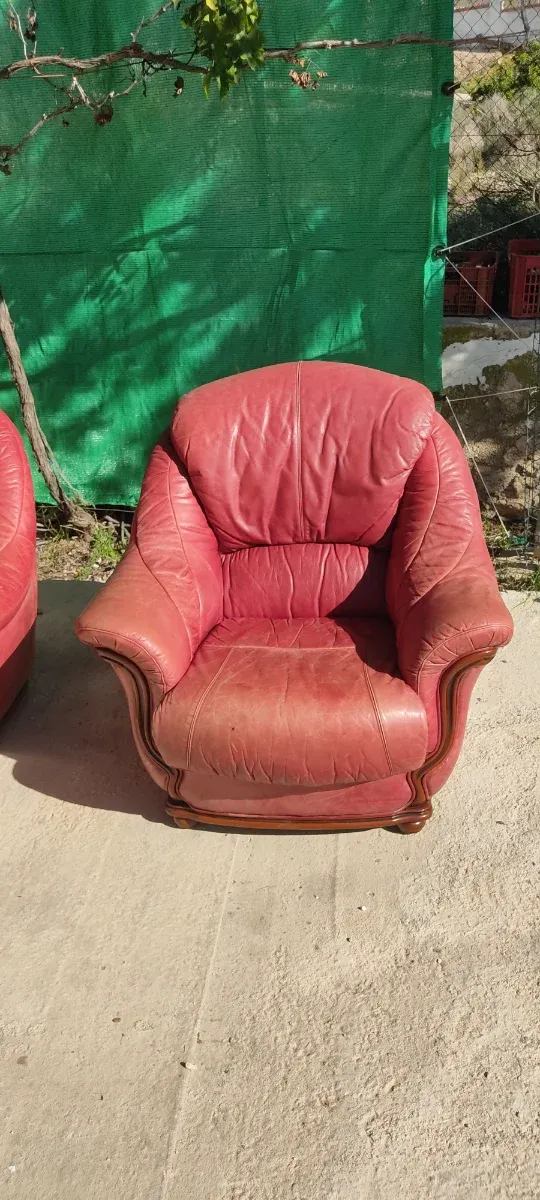 Sofá y sillón de piel rojo