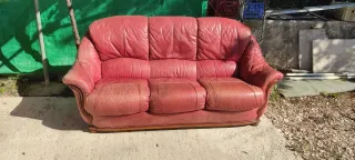 Sofá y sillón de piel rojo