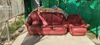 Sofá y sillón de piel rojo