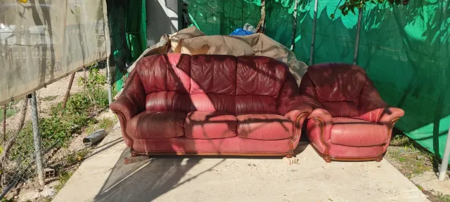 Sofá y sillón de piel rojo