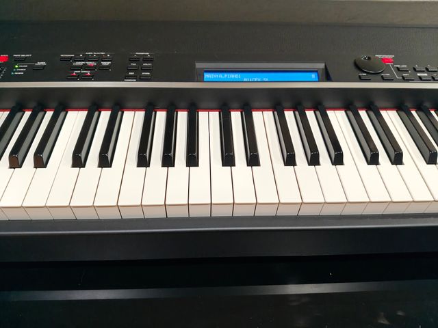 Pianoforte di scena Yamaha CP4. Custodia originale Yamaha.