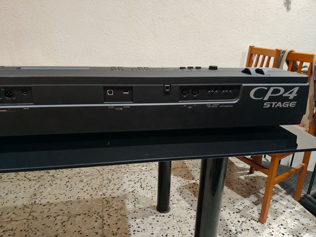 Pianoforte di scena Yamaha CP4. Custodia originale Yamaha.