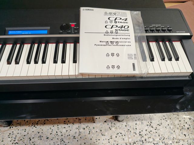 Pianoforte di scena Yamaha CP4. Custodia originale Yamaha.