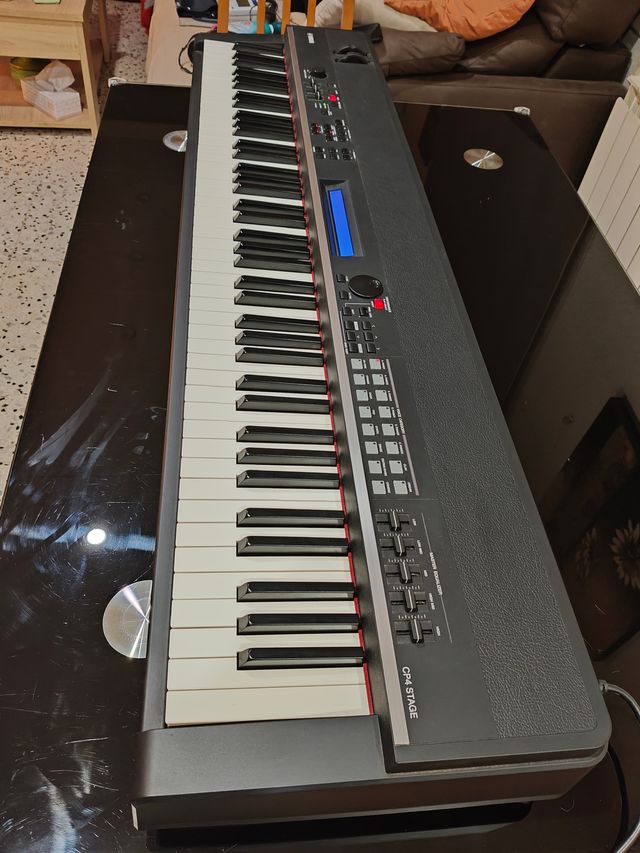 Pianoforte di scena Yamaha CP4. Custodia originale Yamaha.