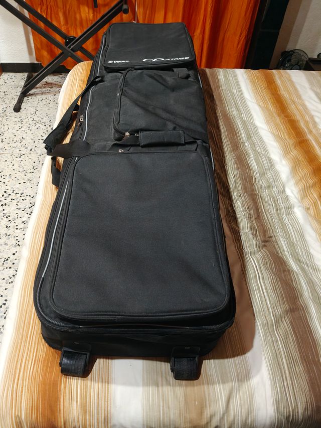 Pianoforte di scena Yamaha CP4. Custodia originale Yamaha.