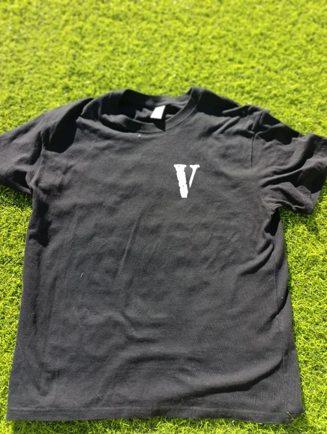 Camiseta Vlone Negra Logo Blanco