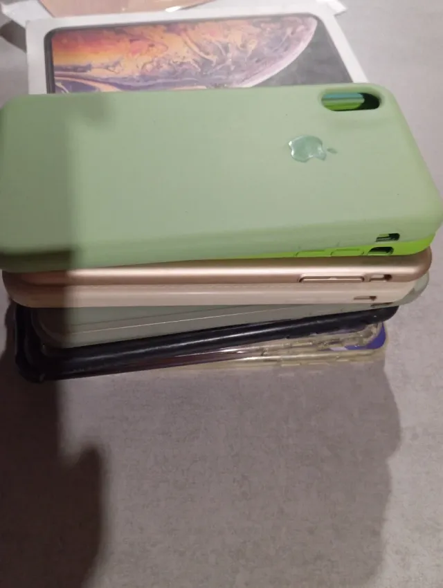 iPhone XS Max + 12 fundas