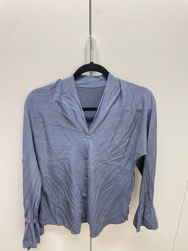 Camisa azul con mangas acampanadas