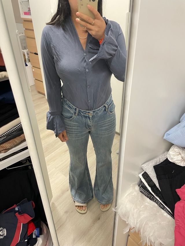 Camisa azul con mangas acampanadas