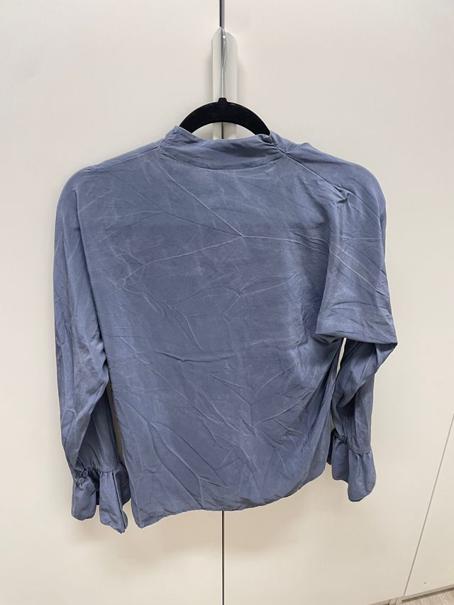 Camisa azul con mangas acampanadas