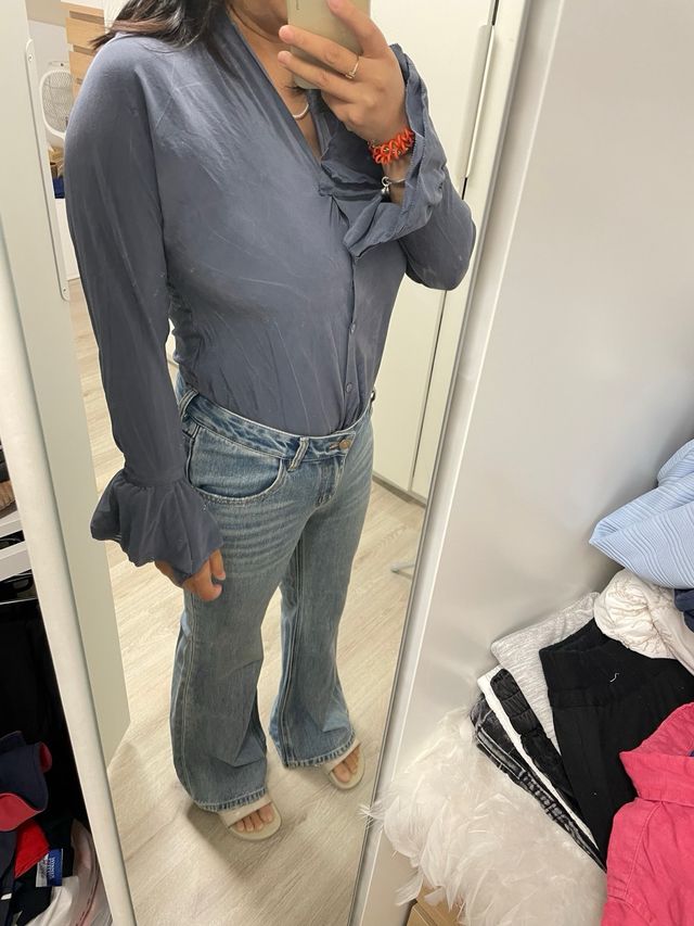 Camisa azul con mangas acampanadas