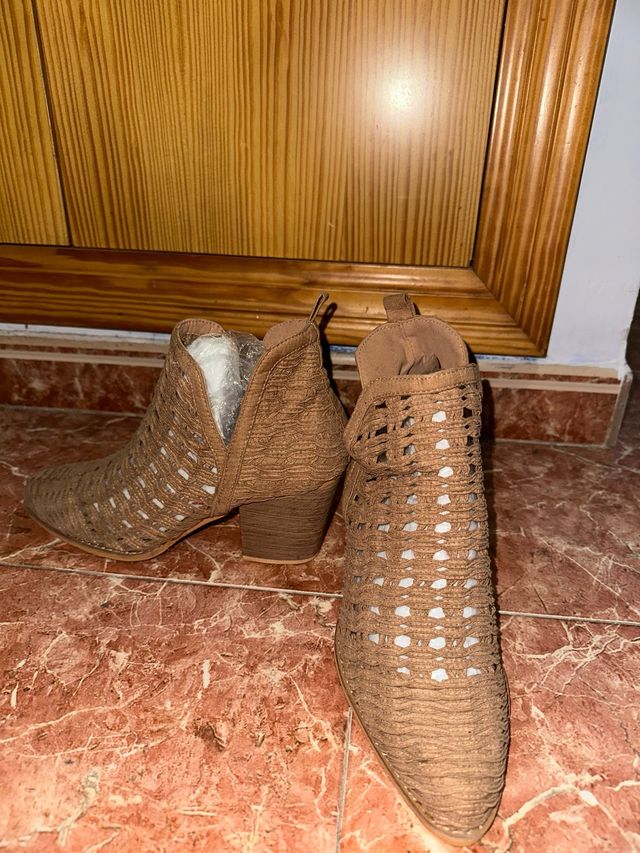 Botines tacón marrón tejido