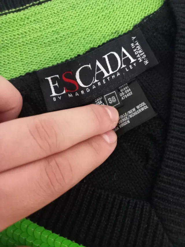 Escada Jersey Negro y Verde