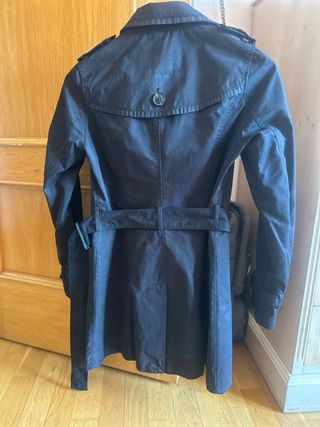Gabardina negra con cinturón
