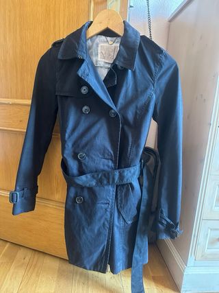 Gabardina negra con cinturón