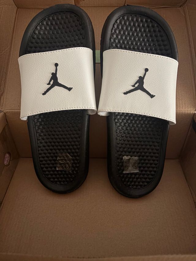 Chanclas Jordan Negras y Blancas