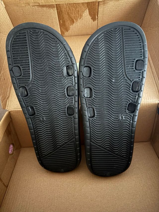 Chanclas Jordan Negras y Blancas